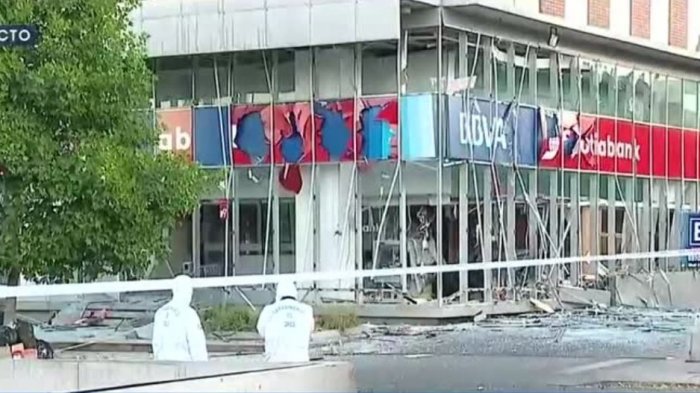 Fuerte explosión destruyó banco en Las Condes: Sujetos huyeron con una 