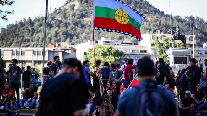 Cerca de mil personas participaron en banderazo por Camilo Catrillanca en Santiago