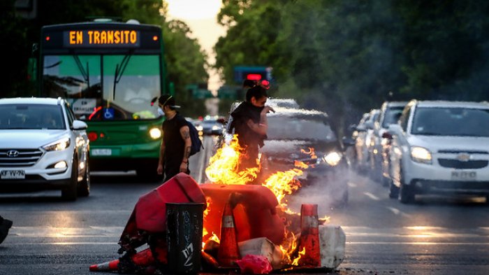 Alcaldesa de Providencia denunció que desconocidos intentaron quemar vehículo municipal con funcionario al interior