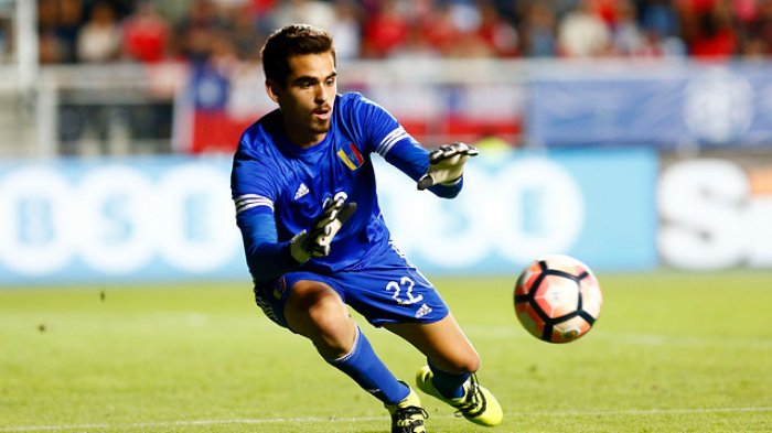 El condoro del año en el 90': Arquero despejó mal y habilitó al delantero rival que anotó el gol del título