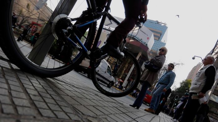 Buscan a ciclista que golpeó y fracturó a peatón que le pidió reducir la velocidad en la vereda