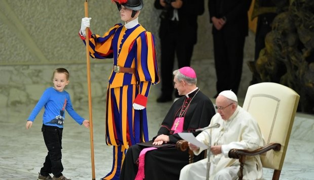 “Es argentino… indisciplinado”: El momento en que un niño juega en plena audiencia del Papa Francisco