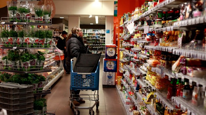 ¿Cuánto gastan en promedio mensualmente los chilenos en compras de supermercado?