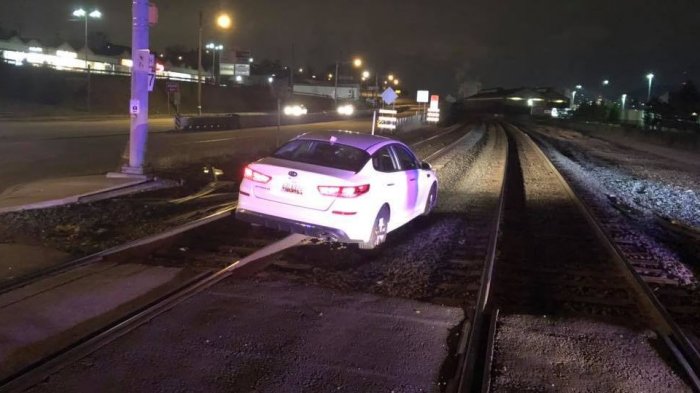Por hacerle caso al GPS conductora terminó poniendo su vida en riesgo al transitar por línea ferroviaria