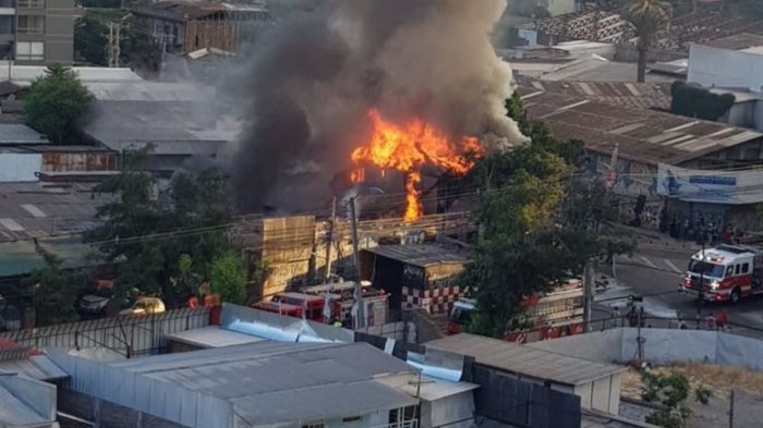 Incendio de gran magnitud afectó a 3 viviendas y 3 locales comerciales en Estación Central