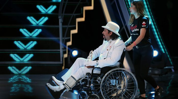 No era broma: El comentado ingreso en silla de ruedas y con bota ortopédica de Bombo Fica al teatro Teletón