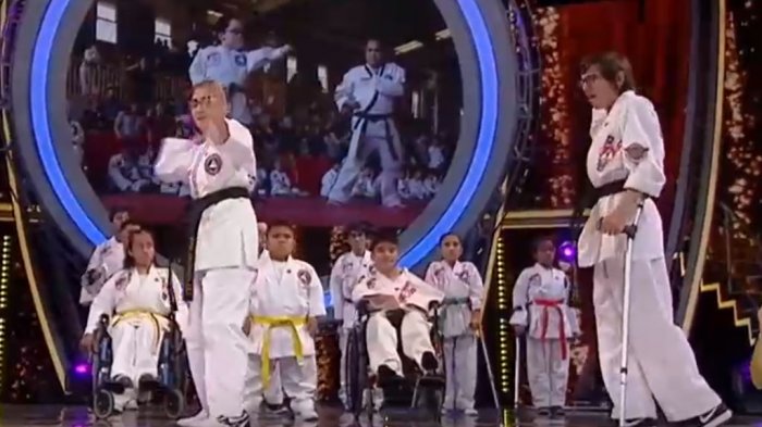 La emocionante presentación de artes marciales que hizo llorar a mares a telefonistas de la Teletón