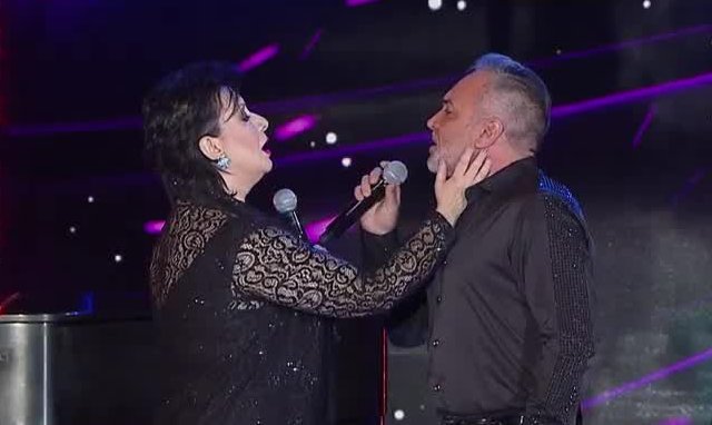 Luis Jara y Verónica Villarroel se besaron en show de Teletón