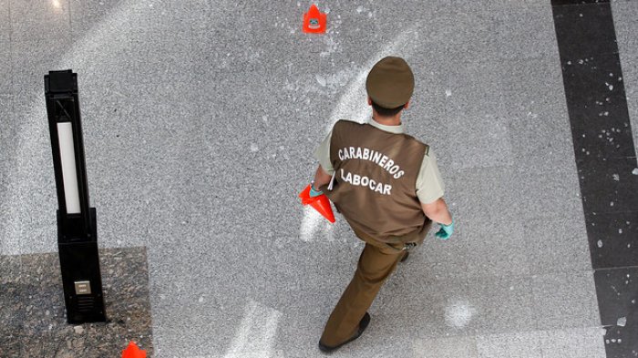 Con un combo y un martillo: Delincuentes asaltaron joyería en mall Alto Las Condes