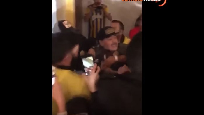 Se volvió loco: Maradona perdió los estribos y se fue a los golpes luego de perder la final