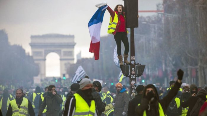 Protestas en París: Chilenos rayaron fuerte insulto contra el presidente Macron en pleno Arco del Triunfo