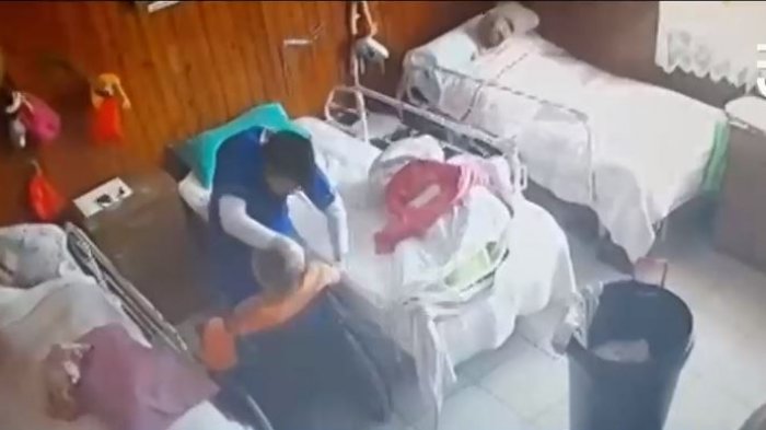 Formalizan a paramédico que agredió a mujer de 84 que posteriormente falleció