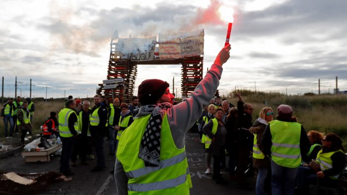 Macron cede ante la presión de manifestantes y suspende alza de impuestos sobre los carburantes