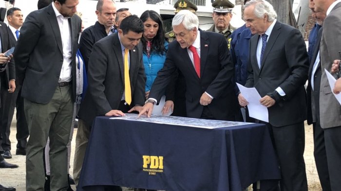 Piñera encabezó una nueva demolición de muros para abrir pasajes en La Legua