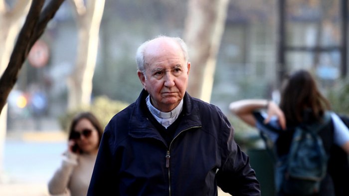 Cardenal Errázuriz fue internado en el Hospital Clínico UC tras sufrir un desmayo