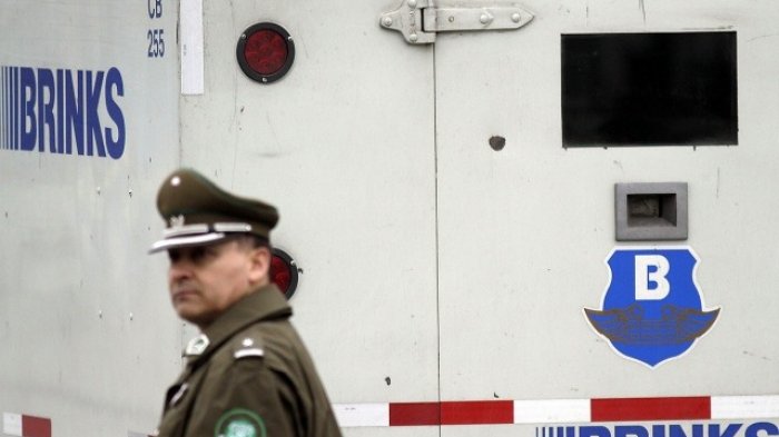 Trabajadores sospecharon de ellos: Carabineros detuvo a nueva pareja de guardias Brinks falsos