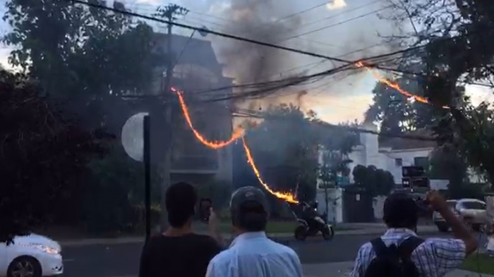 Captan momento exacto: Cable eléctrico en llamas casi cae sobre motociclista en Providencia