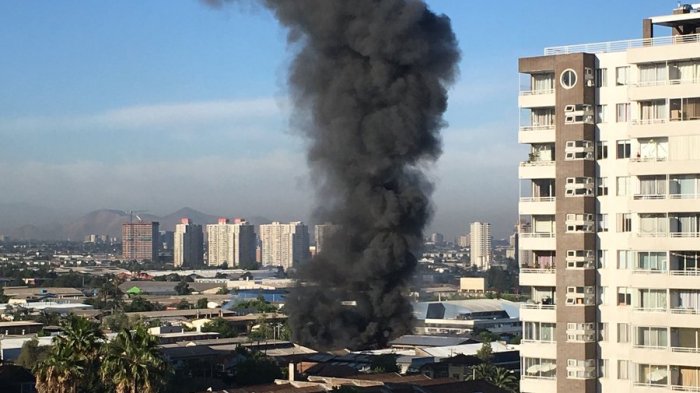 Pérdidas millonarias dejó un gran incendio registrado en una empresa de la comuna de Macul