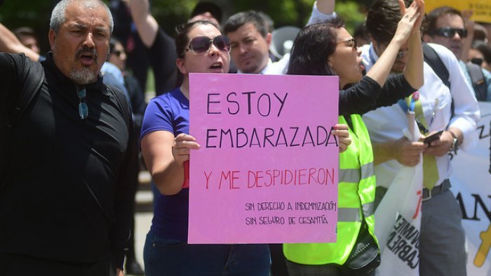 Empleados agrupados en al ANEF llegaron hasta La Moneda para protestar por despidos en el sector público