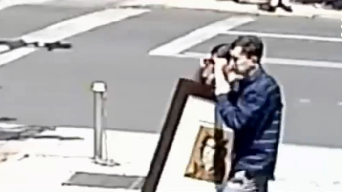 Delincuentes escaparon desde galería de arte en Vitacura con cuadro que no cuenta más de $5.000