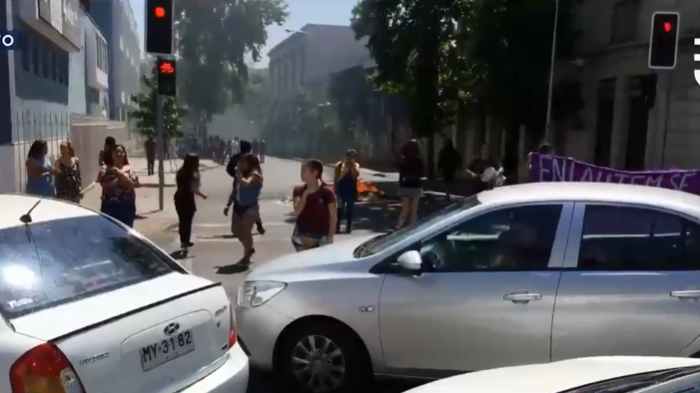 Estudiantes protestan en Santiago por titulación de un alumno acusado de ataque sexual