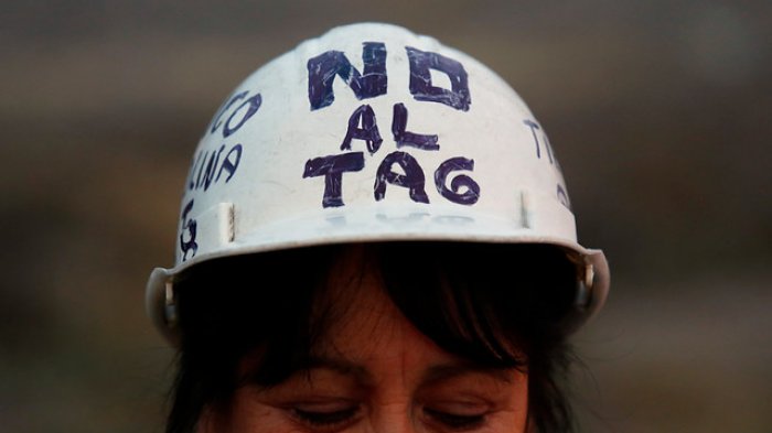 Llaman a protestar contra costo del TAG bajándose del auto y usando chaleco reflectante en plena autopista