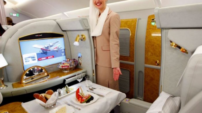 Los requisitos de la aerolínea Emirates para contratar tripulantes de cabina en Chile: Pagan $1,8 millones