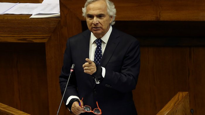 Oficialismo se vuelve TT con hashtag #ChadwickSíResponde en apoyo a ministro por interpelación