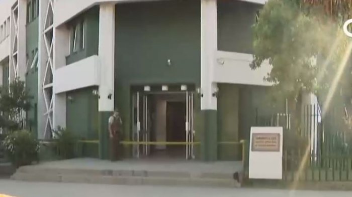 Desconocido intentó quitarle arma de servicio a carabinero en la entrada de una unidad policial