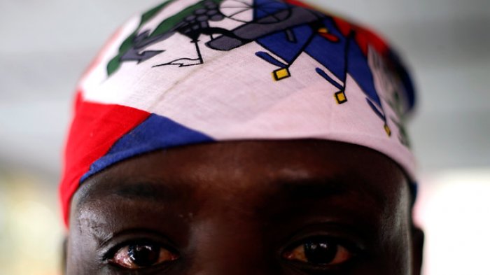 Cliente enojado le lanzó balde con agua a bombero haitiano porque se demoró en atenderlo