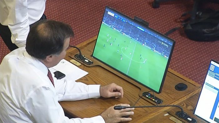 Diputado es sorprendido viendo el partido del FC Barcelona en plena interpelación al ministro Chadwick