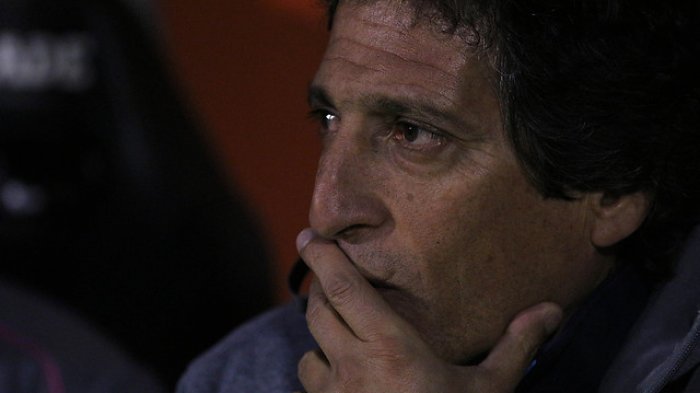 No lo aguantó: Mario Salas detuvo conferencia de prensa y retó a los periodistas porque sonaba un celular