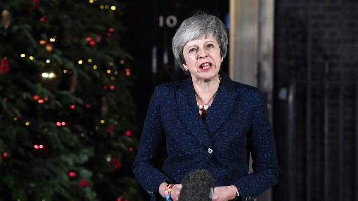 Premiere británica Theresa May retrasó la votación del brexit en el parlamento de su país