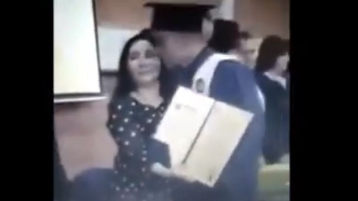 Alumno le dio por error un beso en la boca a su profesora en ceremonia de graduación y terminó limpiándose los labios