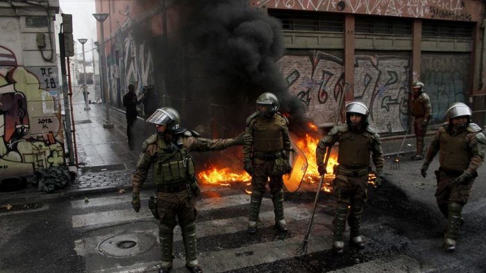 Se agudizan las manifestaciones por paro portuario en Valparaíso: Hay enfrentamientos con Carabineros