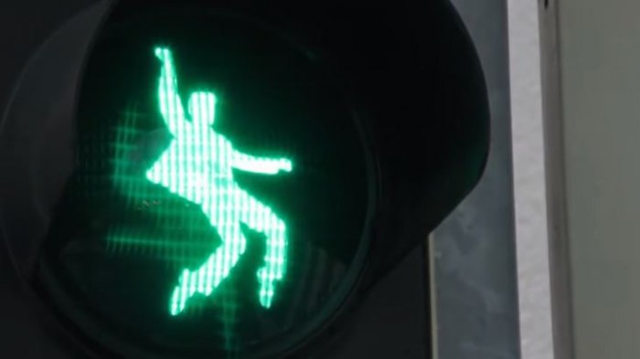 Elvis Presley sigue moviendo las caderas cuando la luz de un semáforo cambia a verde