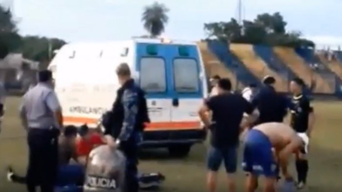 Expulsó a un jugador y recibió feroz golpe en la cabeza que lo dejó inconsciente