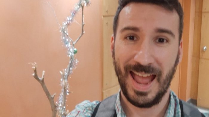 El desaliñado árbol de Navidad en un edificio que se ganó las burlas en redes sociales