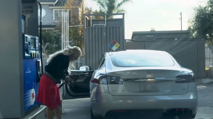 No paraban de reír: Conductores sorprendieron a una mujer tratando de cargar combustible en automóvil eléctrico