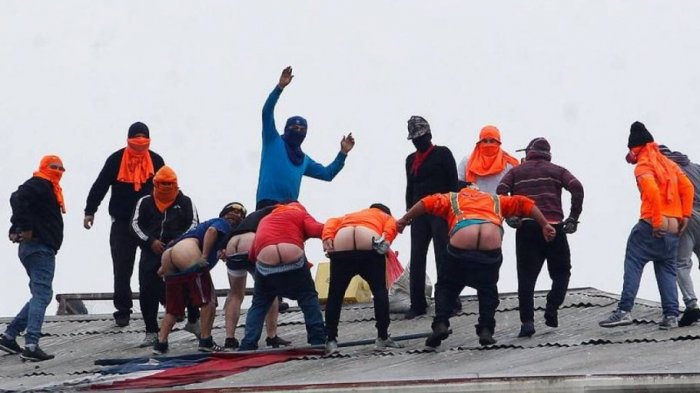 “Cara pálida”: Portuarios en paro se bajaron los pantalones en repudio a ofertas recibidas para deponer su movilización