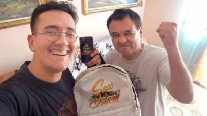 Se enamoró: Chileno de 16 años que ganó viaje a isla sexual quiere casarse con la mujer que le quitó la virginidad