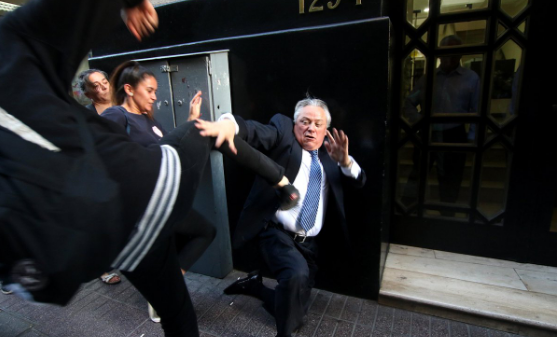 El momento exacto cuando agreden al presidente del Tribunal Constitucional