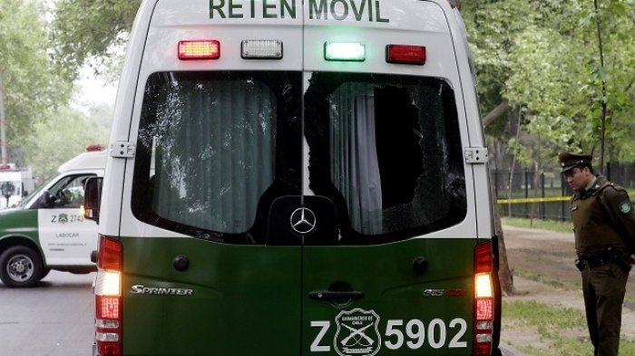 No eran manifestantes franceses: Delincuentes con chalecos reflectantes asaltaron sucursal bancaria en Santiago