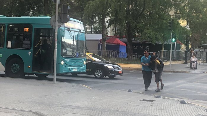 Corazón de oro: Chofer del Transantiago se bajó de su bus para ayudar a un hombre a cruzar la calle