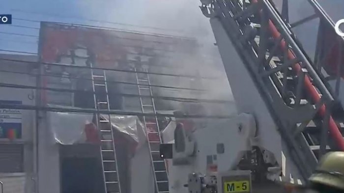 Gran Concepción: Incendio de proporciones se produjo en pleno centro de la ciudad y alertan presencia de emanaciones tóxicas