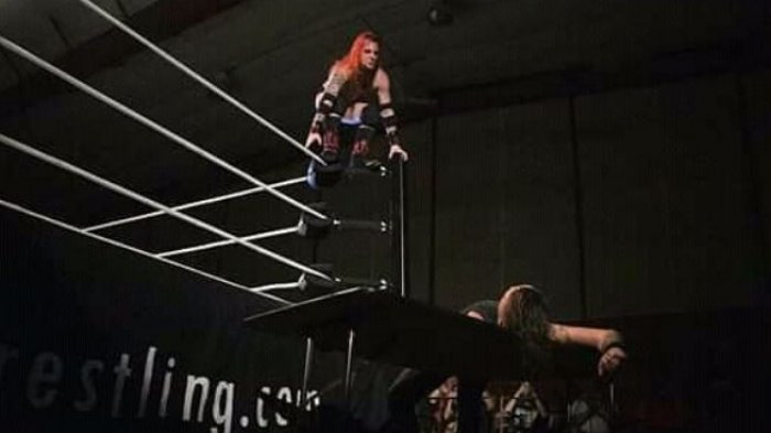 Cayó de cabeza: Peleador de lucha libre se rompió el cráneo tras intentar peligroso salto desde el ring