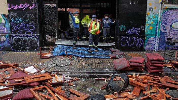 Trabajadores portuarios comienzan con labores de limpieza en Valparaíso
