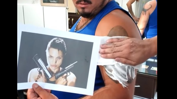 Hombre se tatuó rostro de Angelina Jolie y su resultado se vuelve viral