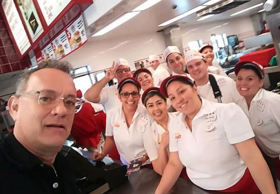 Regalo de Navidad: Tom Hanks fue a comprar comida rápida y terminó pagando la cuenta de todos