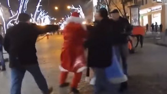 Puro espíritu navideño: Par de viejitos pascueros se agarraron a combos en plena calle